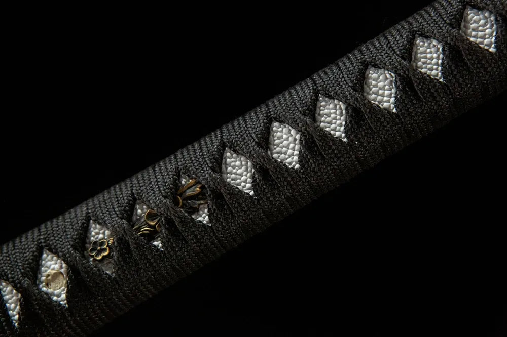 Middle handle front shot white artificial ray skin under black woven cotton ito