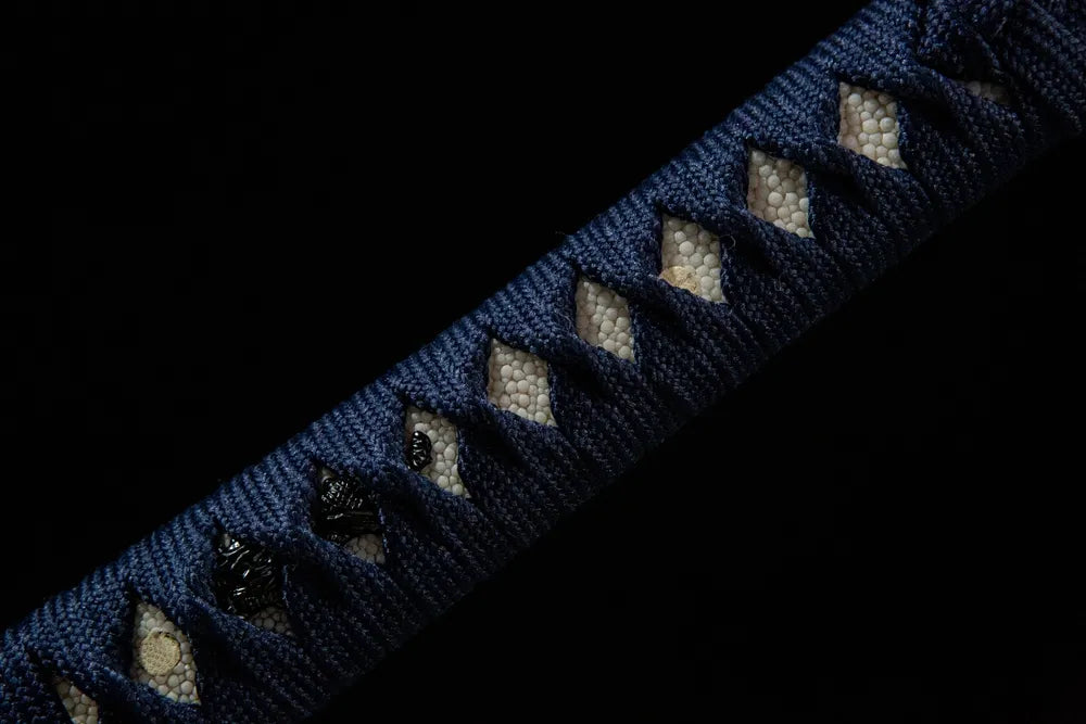 Middle handle front shot Hummingbird Wakizashi natural grain ray skin under woven silk wrapping