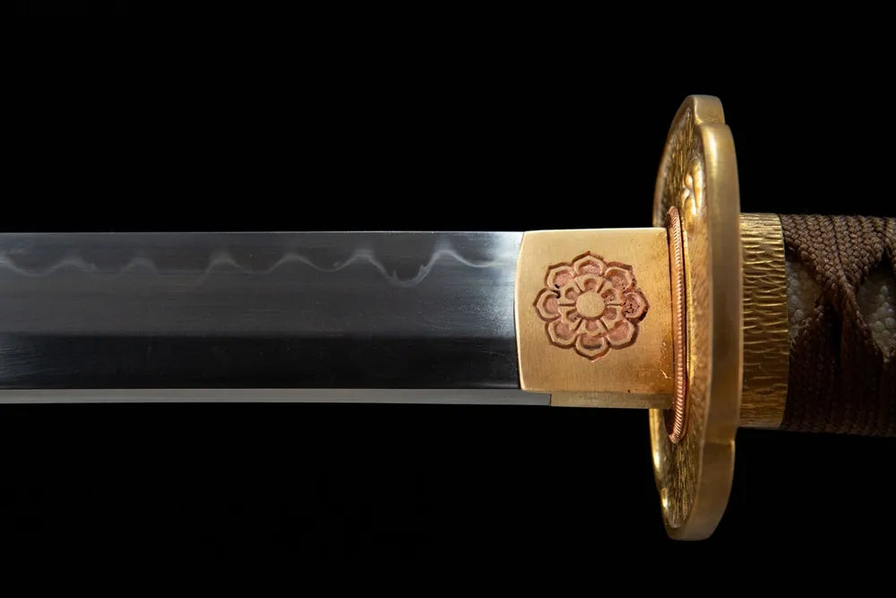 Upper blade closeup neat gunome wave hamon near plain copper habaki