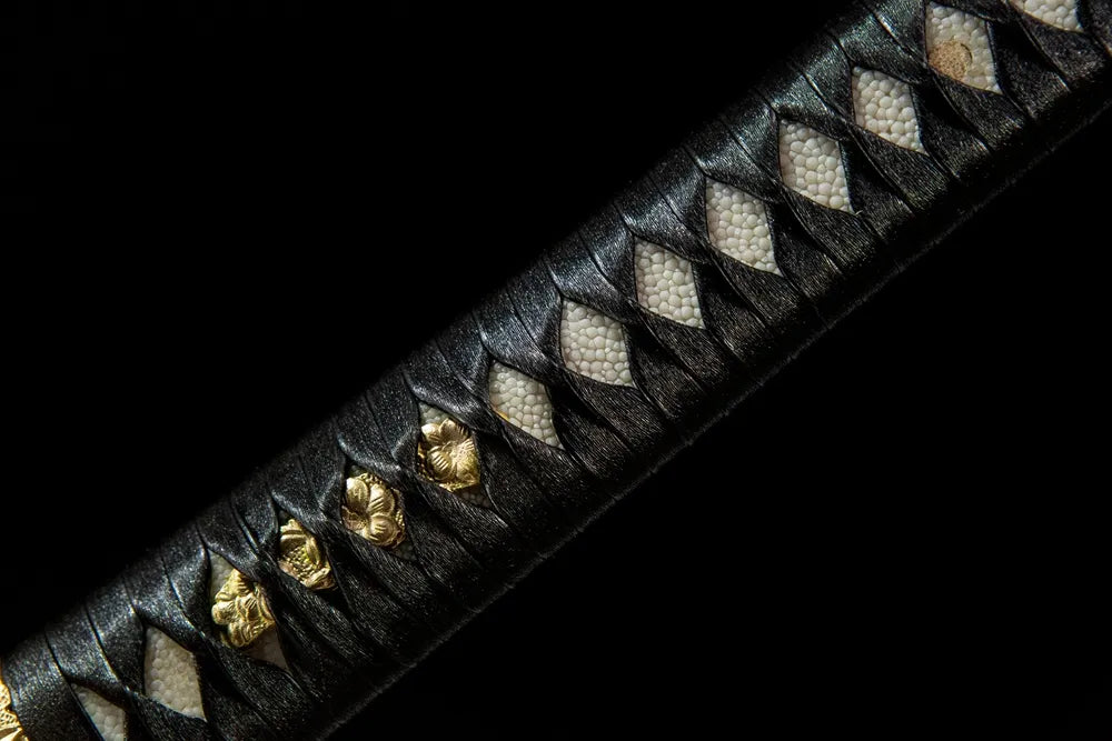 Middle handle front shot The Firmament Tachi, natural ray skin base under silk wrapping