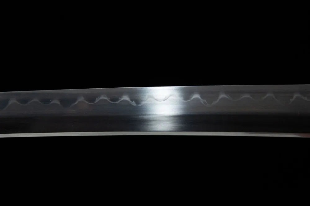 Middle blade detail continuous uniform gunome temper line polished T10 surface