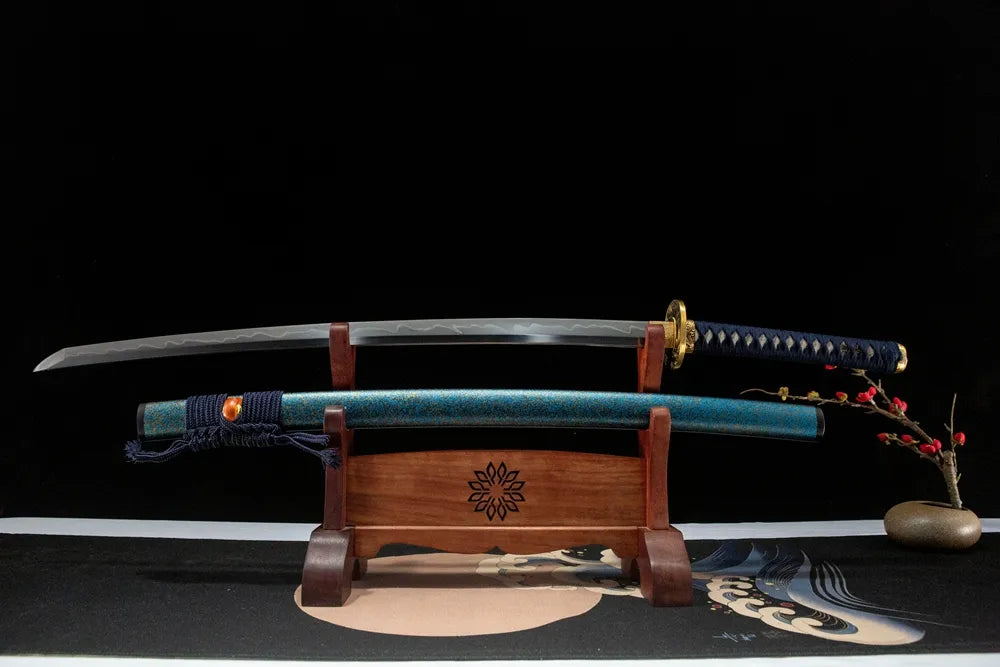 Unsheathed Gold and Sand horizontal shot plain T10 clay tempered maru blade