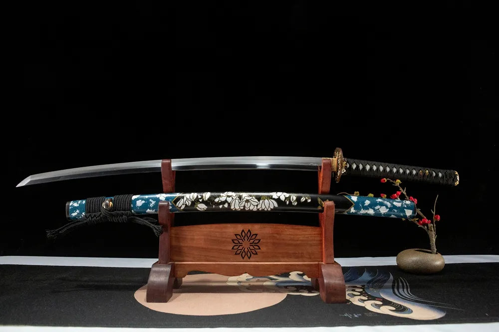 Unsheathed Yulan horizontal shot T10 suguha straight clay tempered maru polished blade