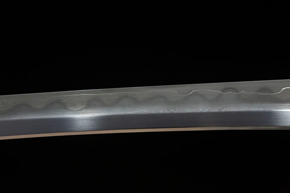 Middle blade detail continuous rounded gunome temper grain folding steel texture