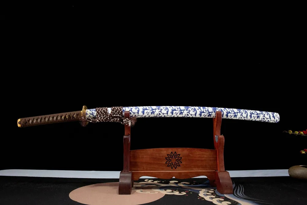 Horizontal front display oriental porcelain style disassemblable T10 gunome training katana