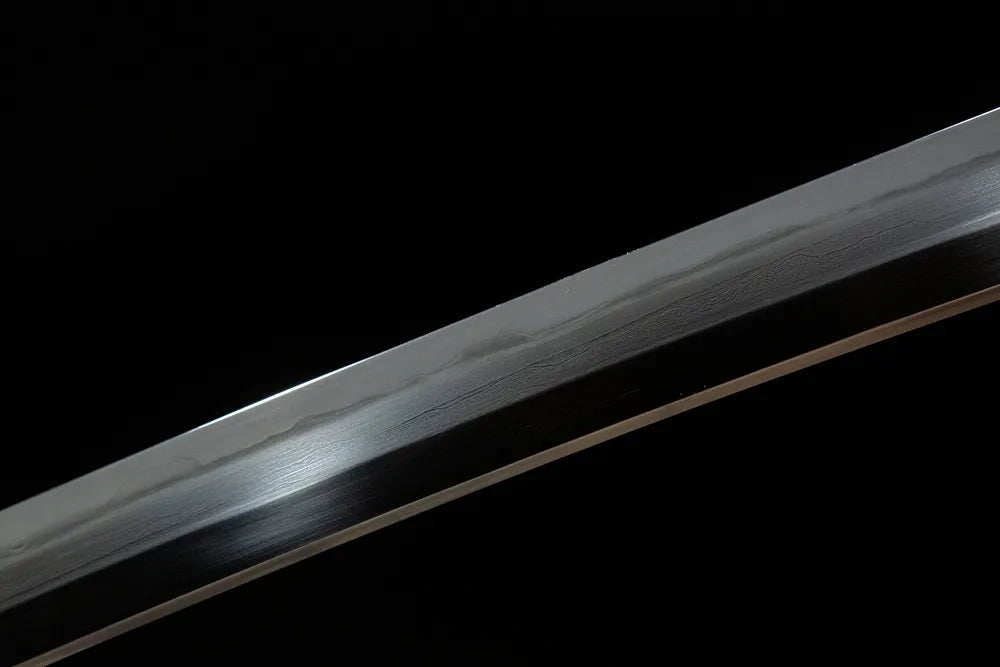 Middle blade detail clean parallel suguha temper line natural folded steel grain