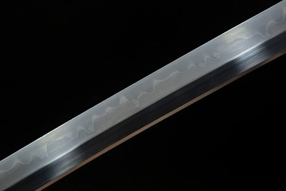 Middle blade detail uniform rounded gunome temper line smooth maru steel surface