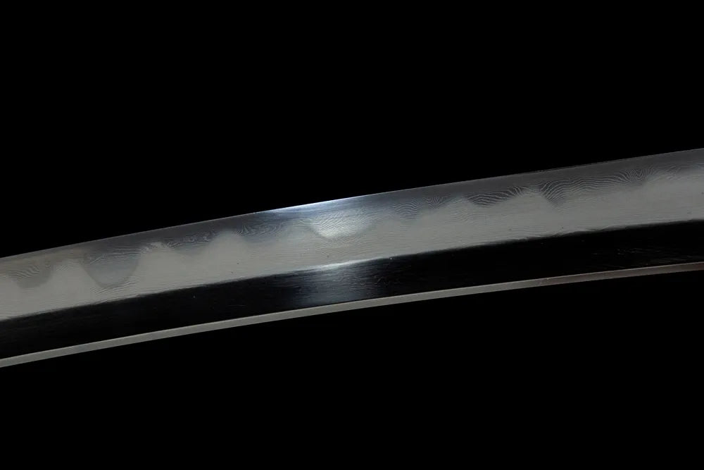 Middle blade detail folding steel grain continuous rounded gunome temper line