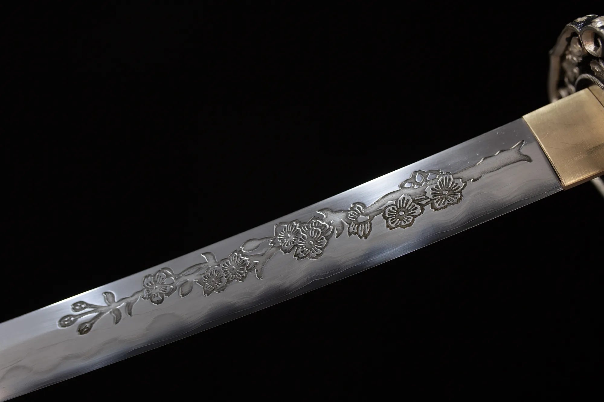 The plum blossom carved on the blade represents advice