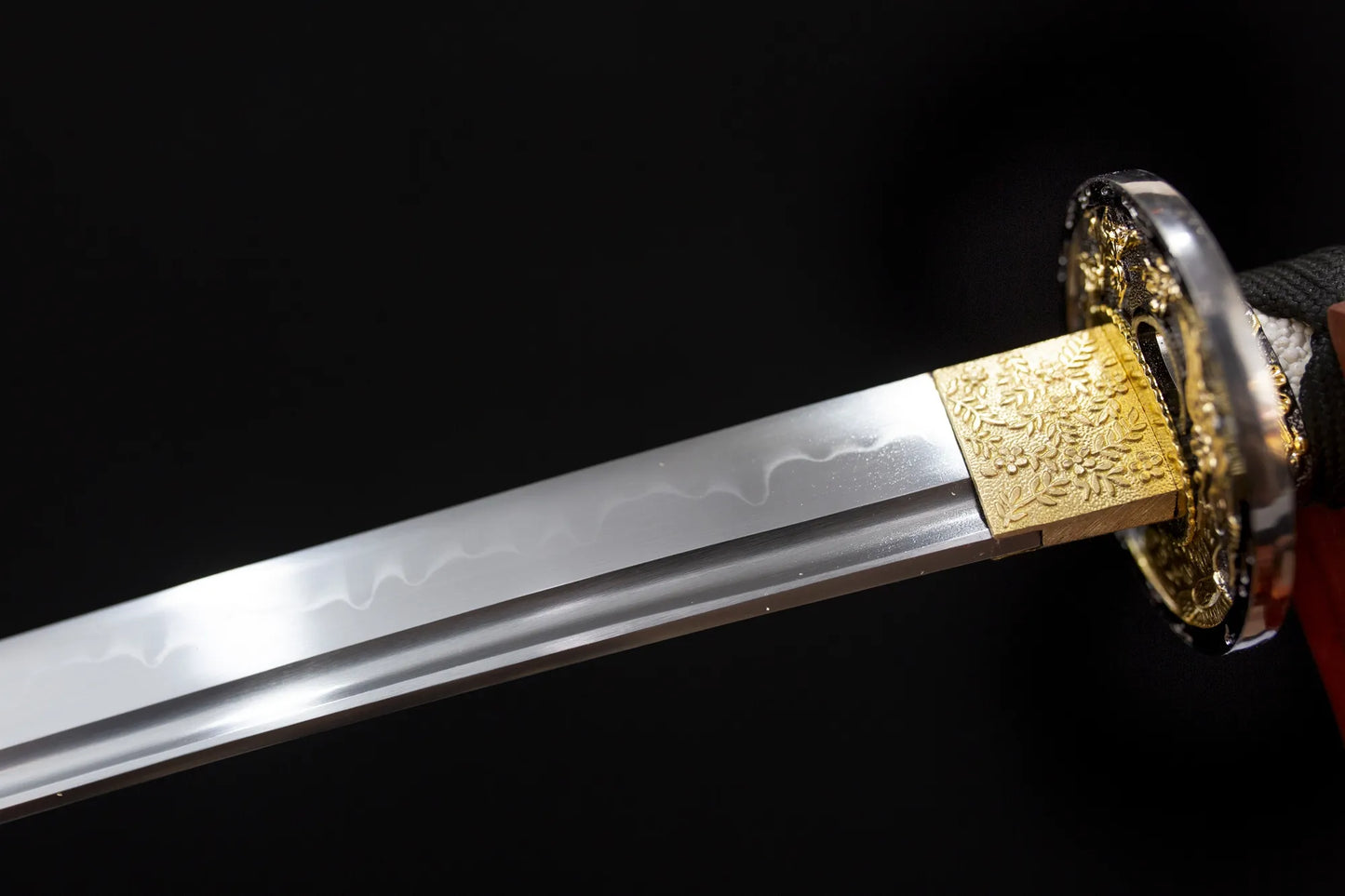 The T10 steel forged samurai sword will have a very beautiful HAMON