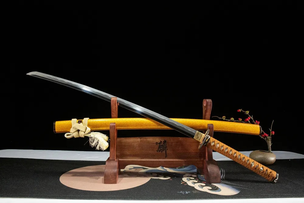 Patteraless Katana 45-degree front view, fine polished clay tempered blade