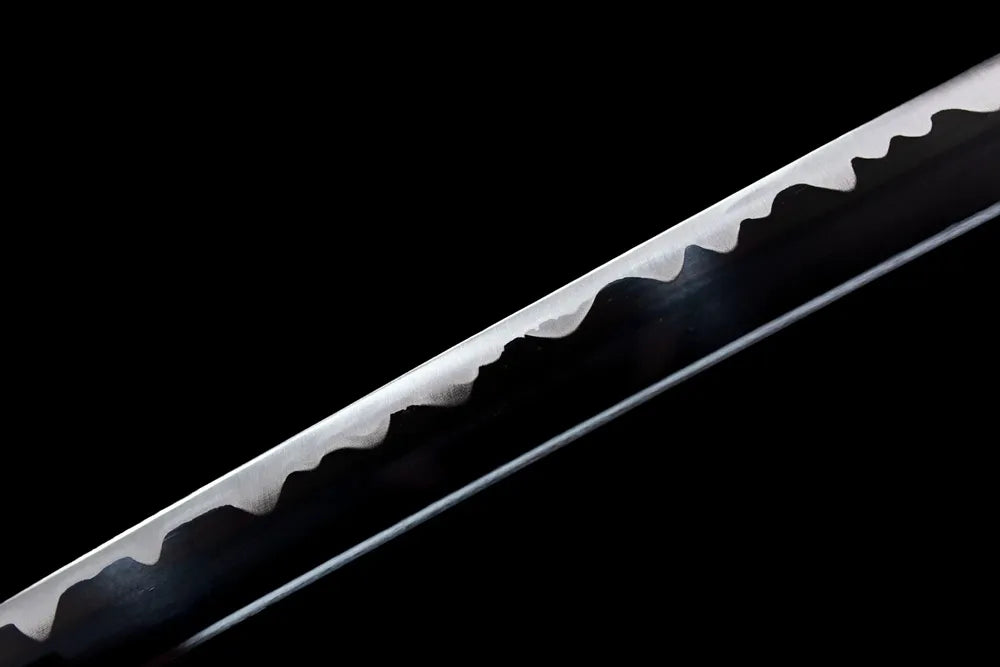 Mid‑section 1060 steel wave temper edge texture shot