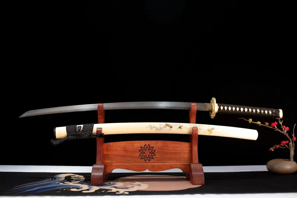 Flat fully‑drawn T10 clay‑tempered suguha‑gunome‑hamon Katana‑Bird blade wooden rack front shot