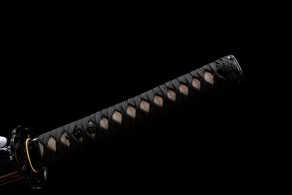 Top black‑widow‑spider‑sculpted aged‑alloy kashira pommel front close‑up