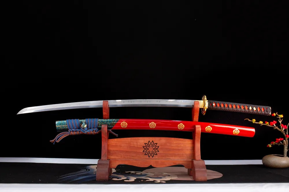 Flat fully‑drawn T10 clay‑tempered sanbonsugi‑hamon Qianxi‑Katana blade wooden rack front shot