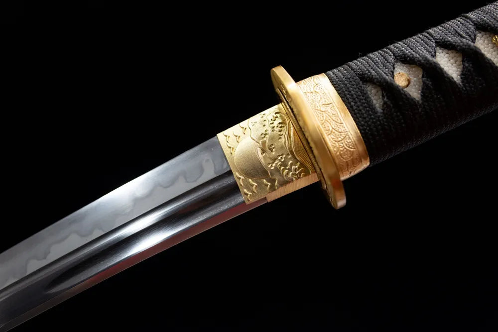 Upper choji wave hamon & gold embossed habaki close-up
