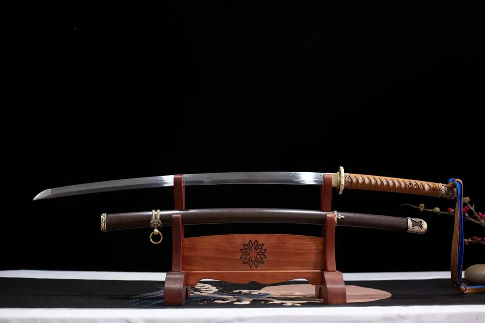 Flat fully‑drawn T10 clay‑tempered wave‑hamon 98‑style saber blade wooden rack front shot