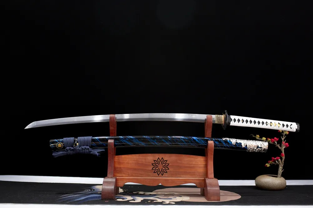 Flat fully‑drawn T10 clay‑tempered sanbonsugi‑hamon long Ghost‑Of‑Tsushima katana blade wooden rack front shot