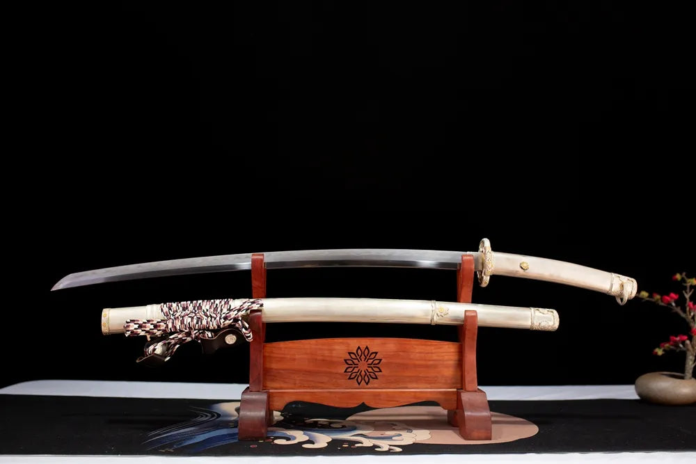 Flat fully‑drawn honsanmai‑sanmai‑forged damascus‑t10 gonome‑midare‑hamon White‑Knight‑Tachi blade wooden rack front shot