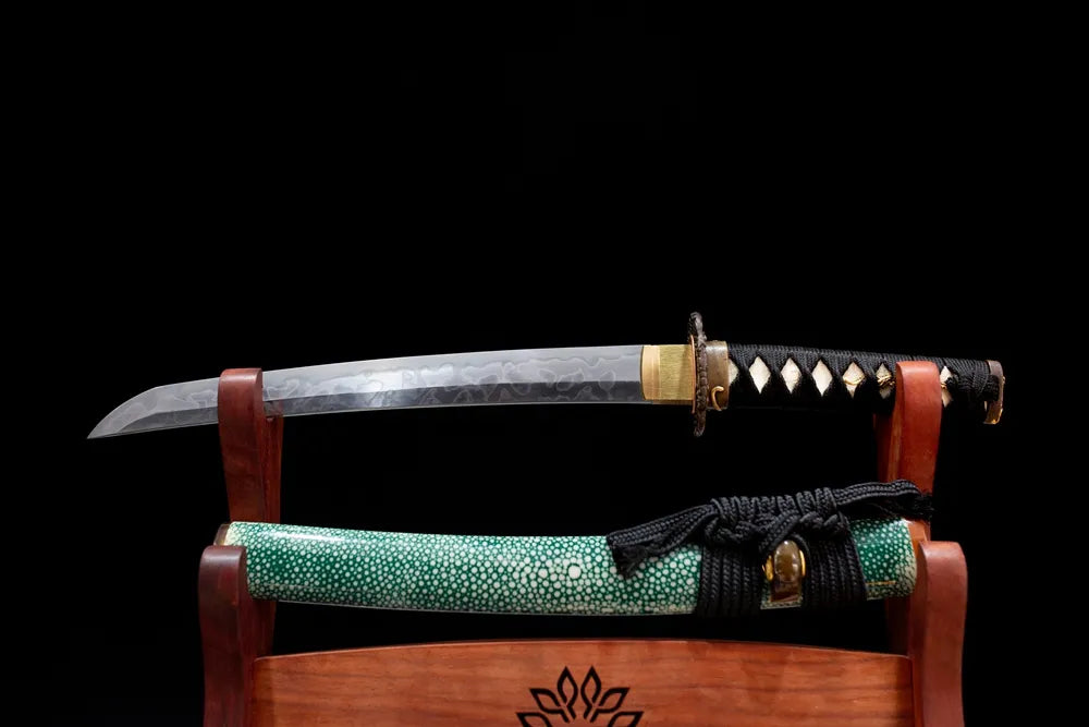 Flat fully‑drawn T10 clay‑tempered notare‑hamon Green‑Demon‑Wakizashi blade wooden rack front shot