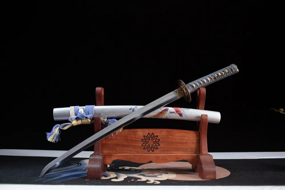 The blade tip points to the lower left in the overall image