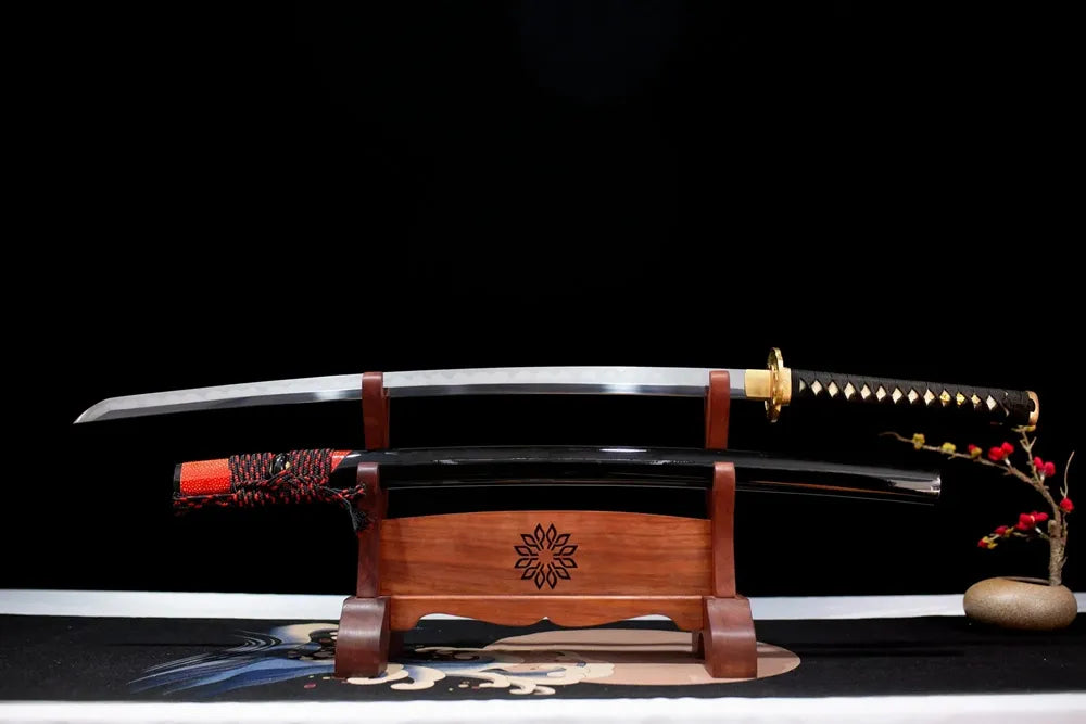 Flat fully‑drawn T10 clay‑tempered mixed‑suguha‑hamon long half‑makeup‑art katana blade wooden rack front shot