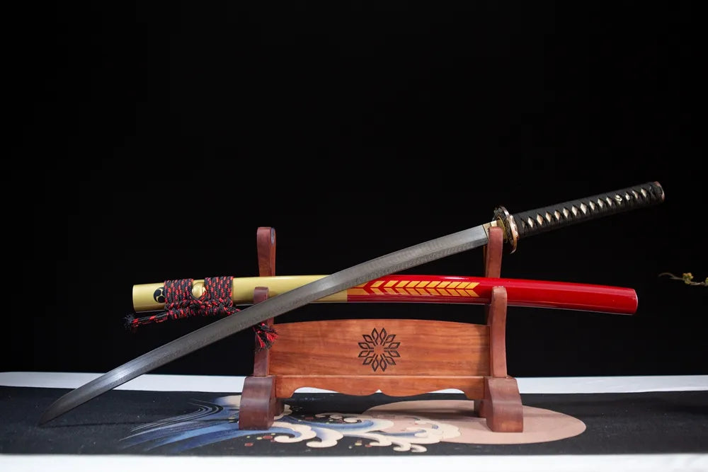 Overall picture of the blade with the tip pointing towards the lower right corner and the sheath emerging