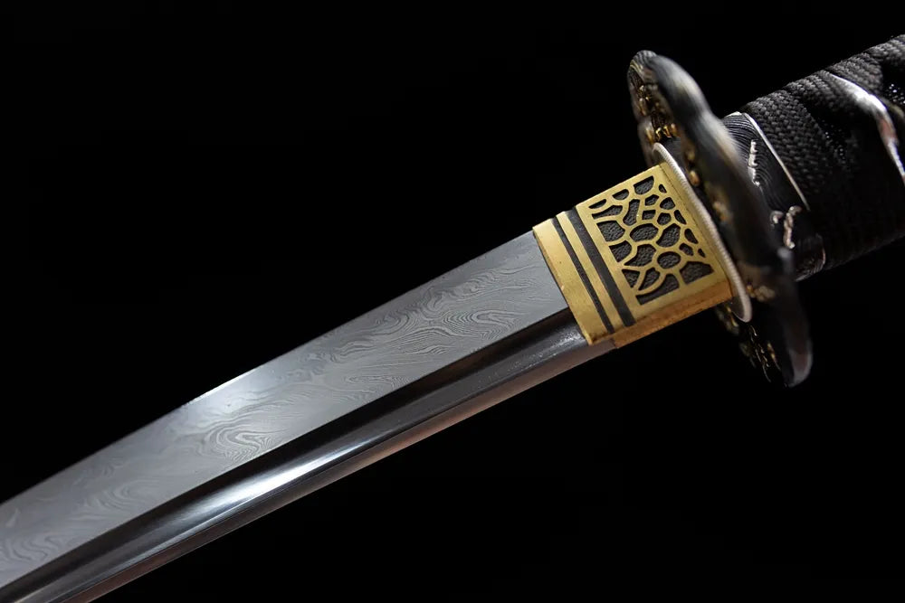 Upper damascus wave pattern blade golden lattice habaki close-up