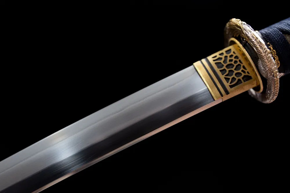 Upper choji wave hamon & gold habaki close-up