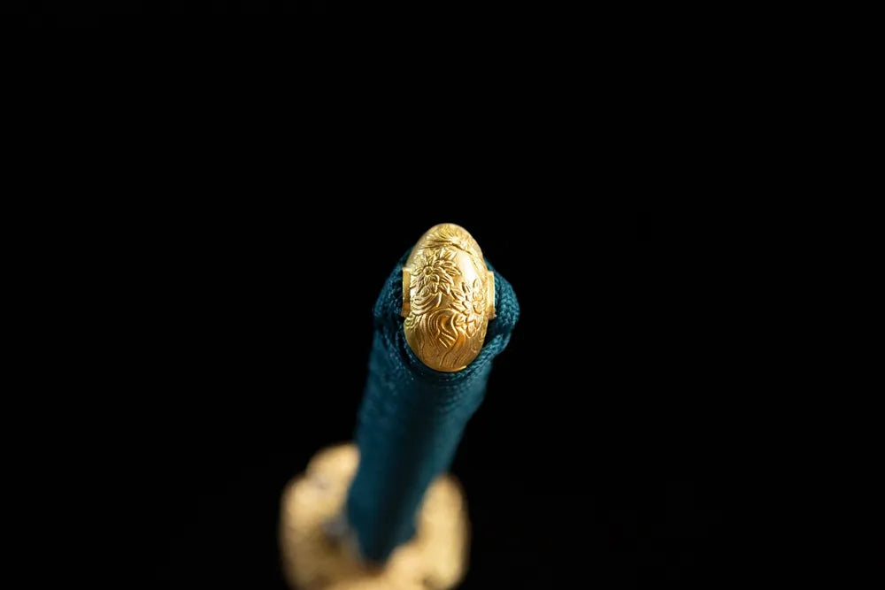 3D floral golden pommel cap detail