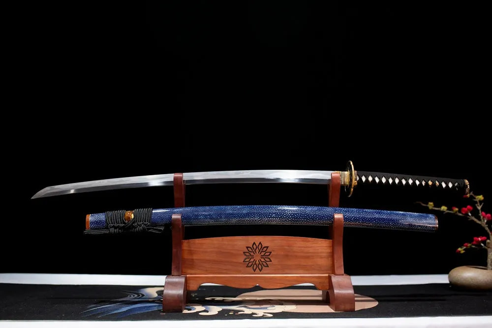 Flat fully‑drawn T10 clay‑tempered suguha‑midare‑hamon Blue‑Moon‑Katana blade wooden rack front shot