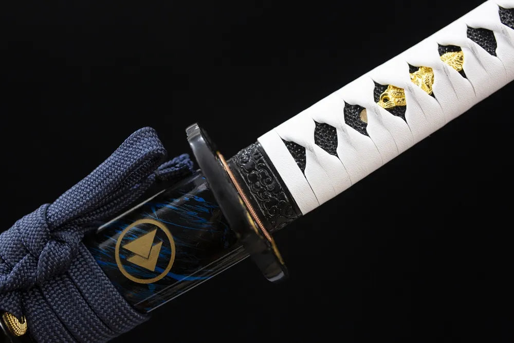 Cloud‑pattern black‑gold aged‑alloy fuchi grip‑ring macro close‑up long katana