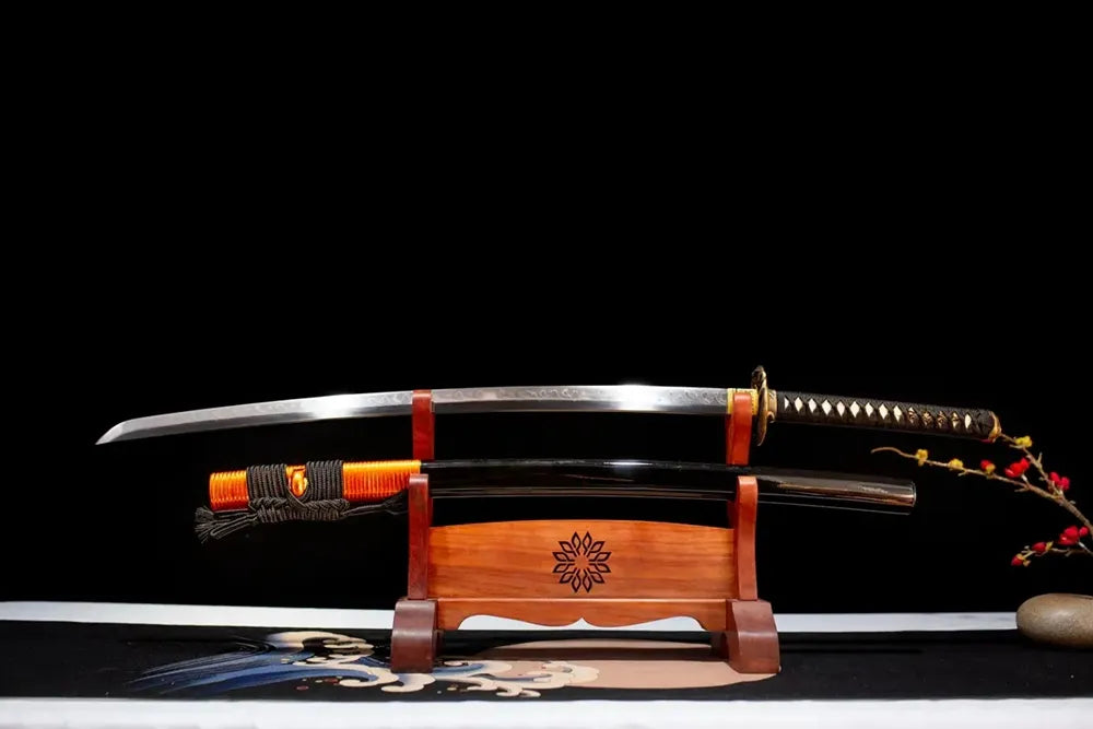 Flat fully‑drawn T10 clay‑tempered midare‑snake‑scale‑hamon Octagonal‑Snake‑Katana blade wooden rack front shot