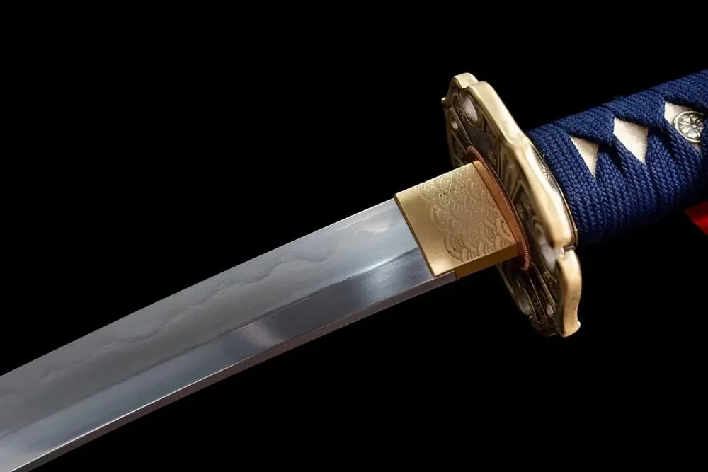 Upper clip‑steel‑T10 clay‑tempered tachi blade brass habaki notare‑midare four‑leaf‑clover‑auspicious‑cloud‑flow hamon temper‑line macro close‑up