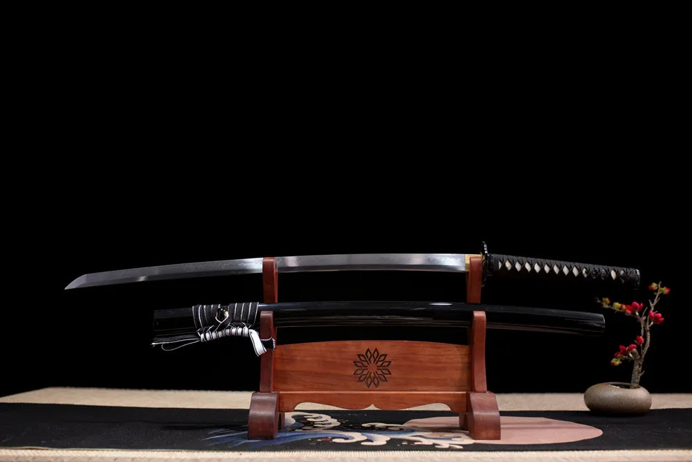 Flat fully‑drawn T10 clay‑tempered gunome‑hamon Black‑Widow‑Katana blade wooden rack front shot
