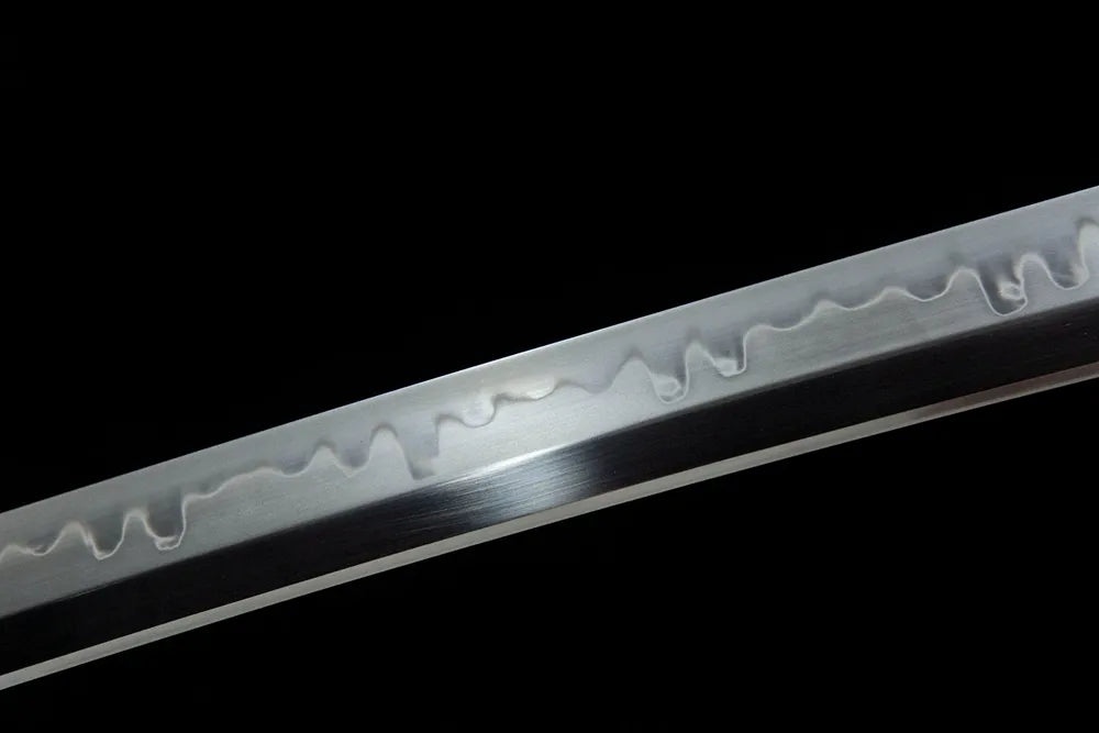 Middle blade detail uniform rounded gunome continuous temper grain polished T10 surface