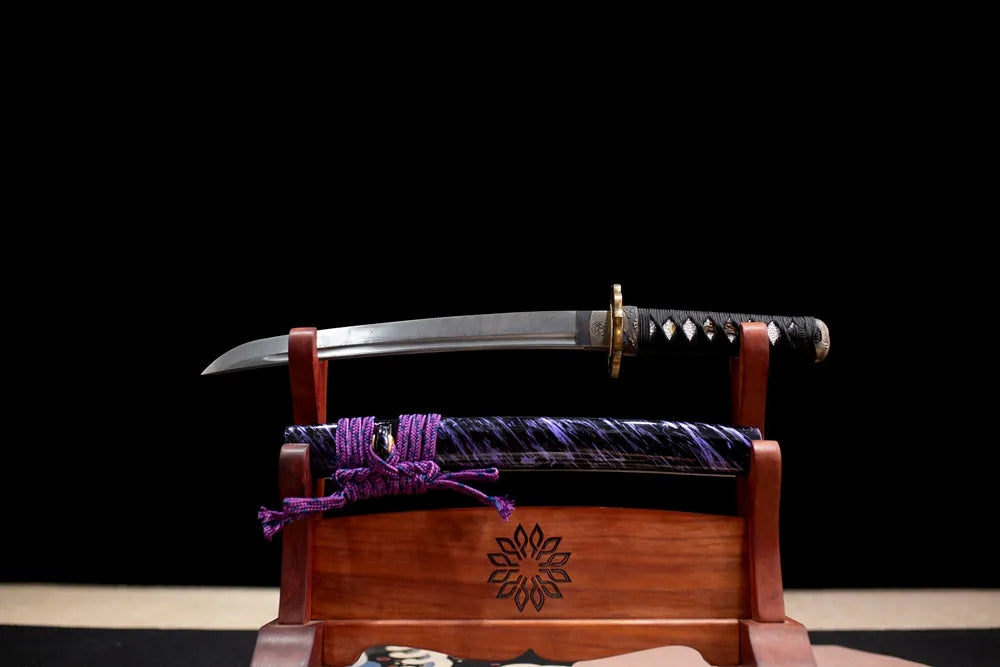 Flat fully‑drawn T10 clay‑tempered Purple‑Python‑Wakizashi wakizashi blade wooden rack front shot