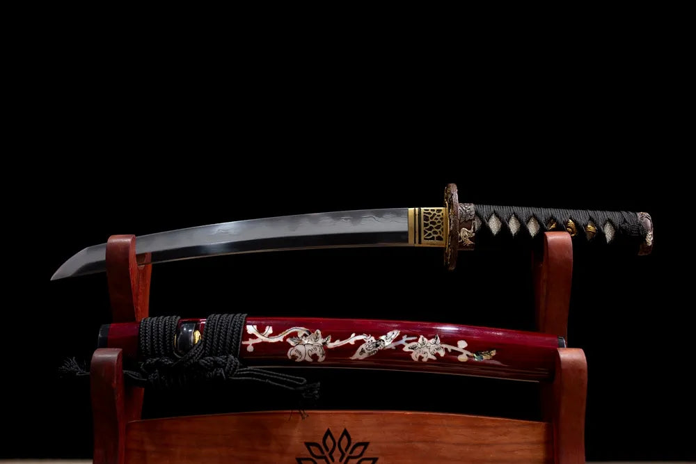 Flat fully‑drawn T10 clay‑tempered suji‑gunome‑hamon Tsurumaru‑Wakizashi blade wooden rack front shot