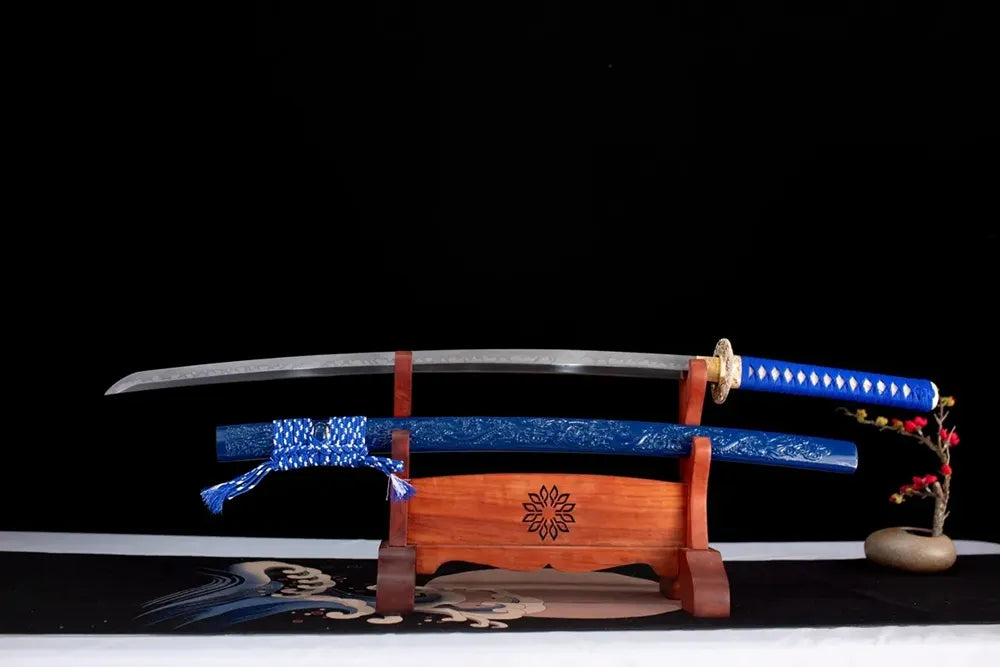 Flat fully‑drawn T10 clay‑tempered midare‑sanbonsugi‑hamon Sea‑Dragon‑God‑Katana blade wooden rack front shot