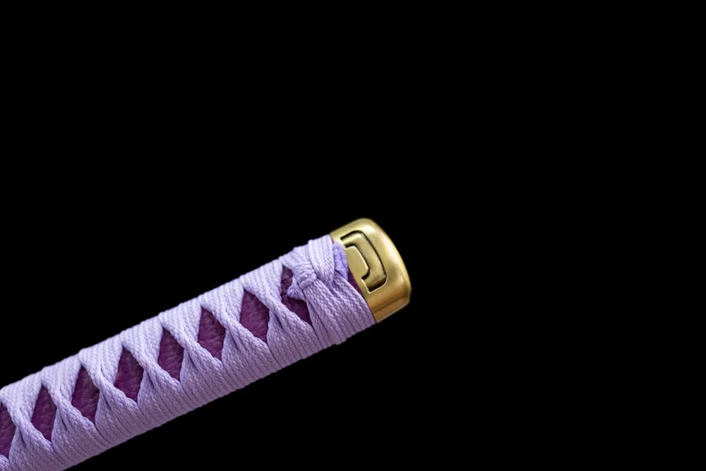 Top golden alloy kashira pommel front close‑up