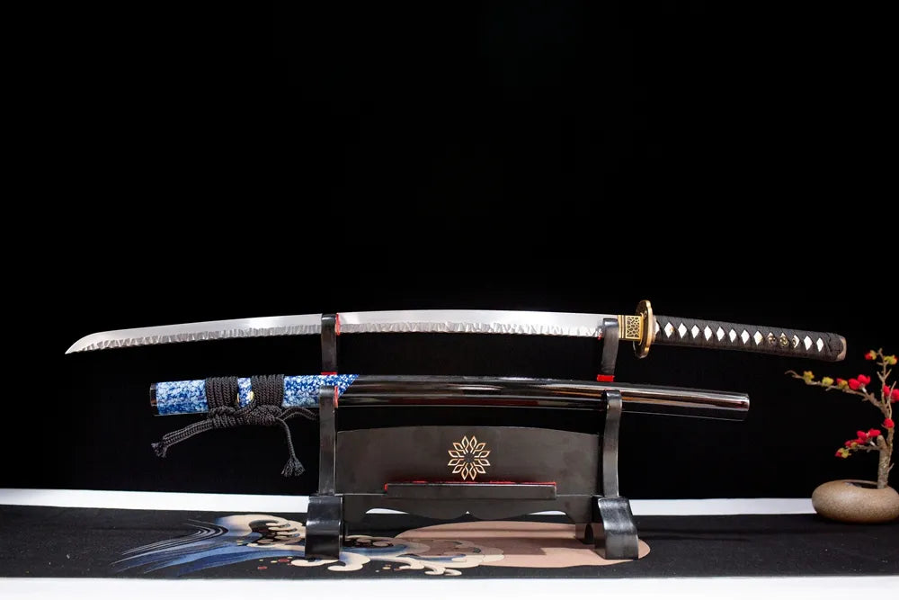 Flat fully‑drawn T10 clay‑tempered midare‑gunome‑hamon Comet‑Katana blade wooden rack front shot