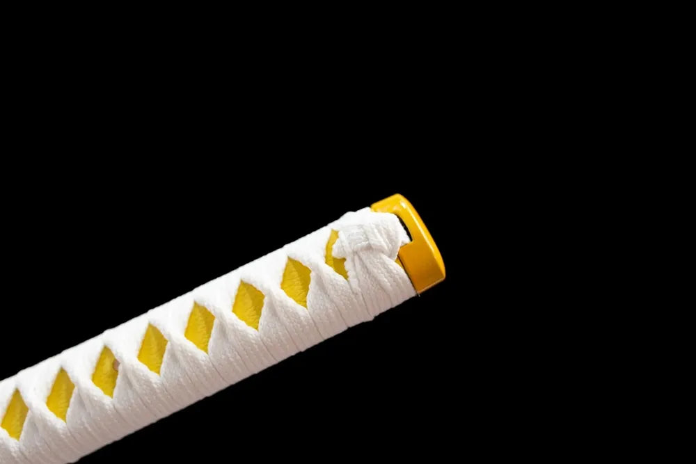 Top golden‑trim zinc‑alloy kashira pommel front close‑up
