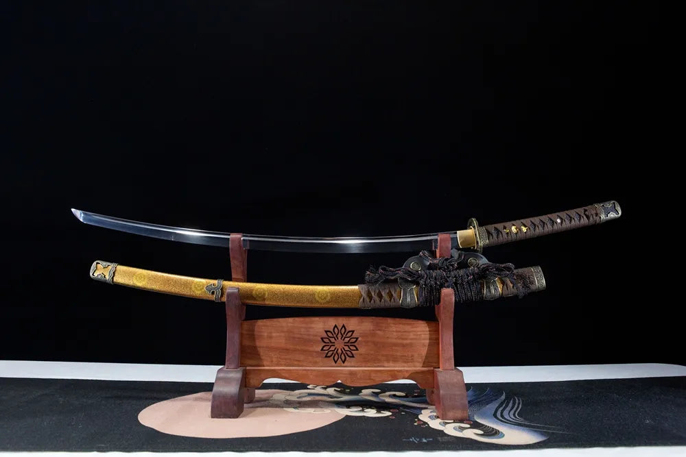 Unsheathed Strong Sori horizontal shot deep curved long T10 plain polished water temper blade