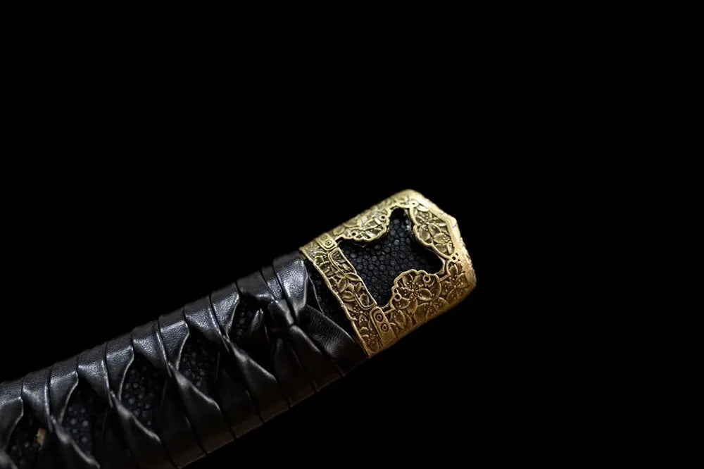 Top unornamented matte‑dark alloy kashira pommel front close‑up