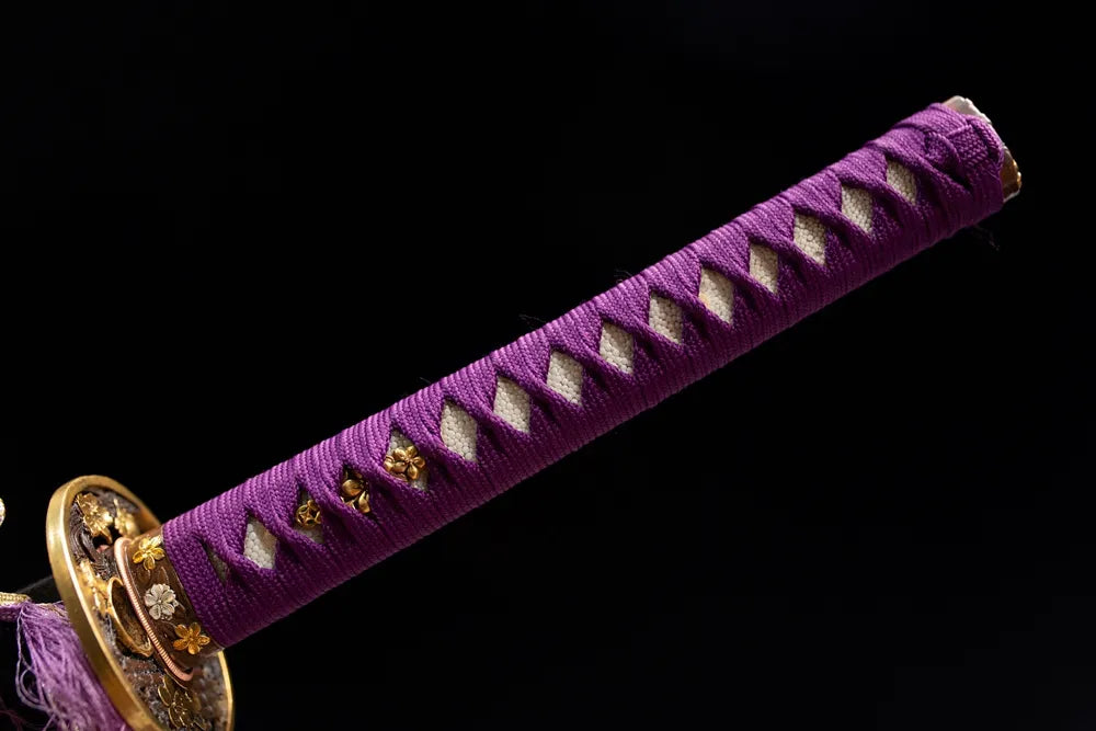 Top sunflower embossed golden kashira pommel close-up