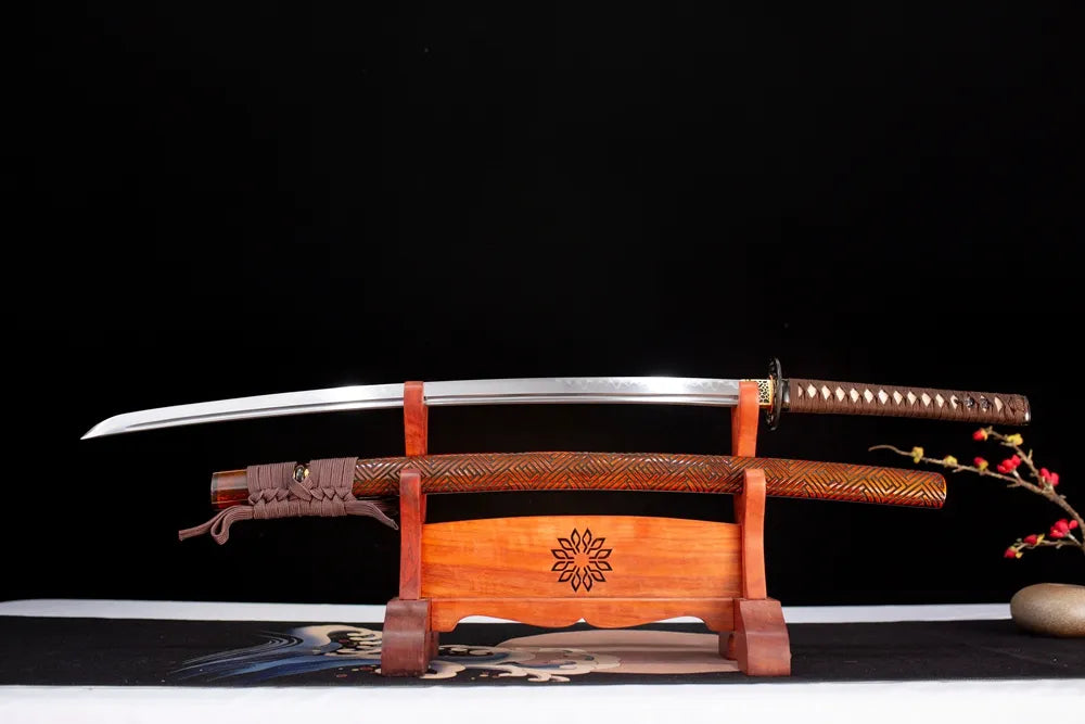 Flat fully‑drawn T10 clay‑tempered sanbonsugi‑hamon Tuoyuan‑Katana blade wooden rack front shot