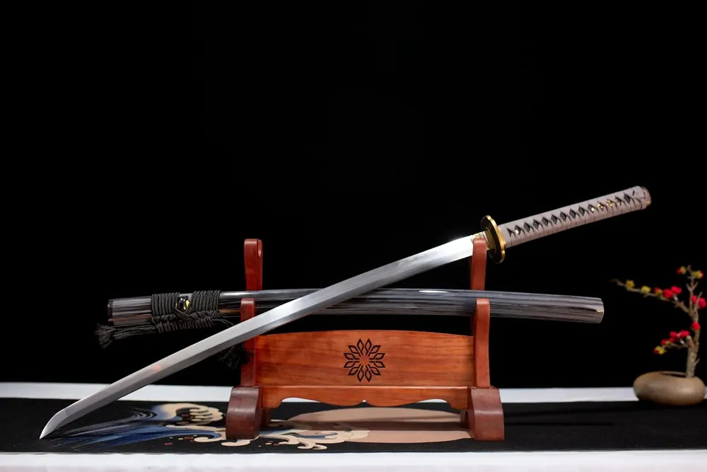 Slanted upright drawn Tiankui‑Katana spartan‑buke‑traditional‑art katana wooden shelf front perspective