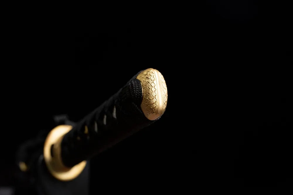 Scale embossed solid gold pommel cap detail