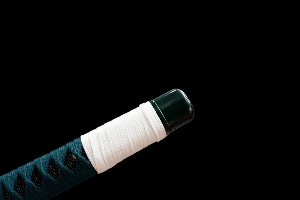 Top silver‑green alloy kashira pommel front close‑up