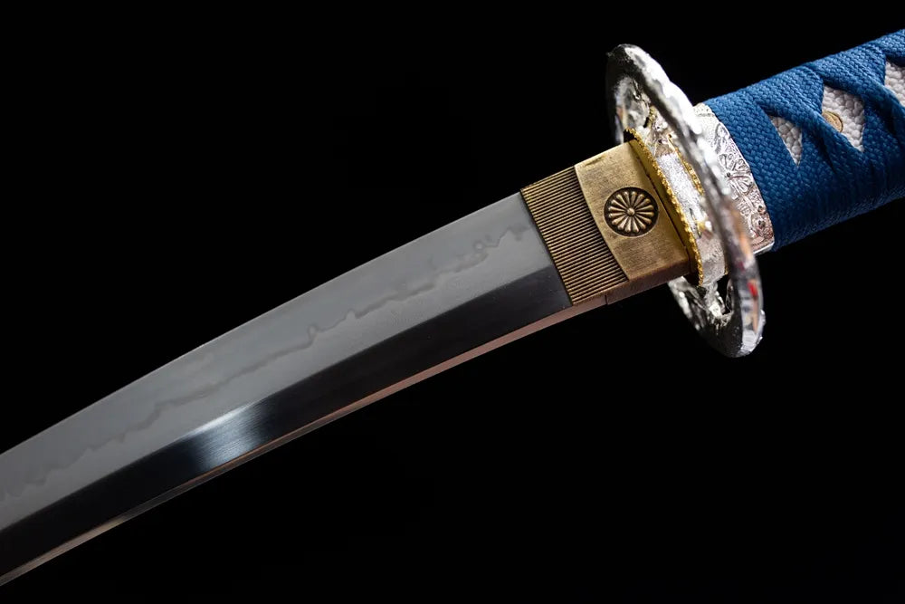 Upper plain mirror blade & golden floral habaki close-up